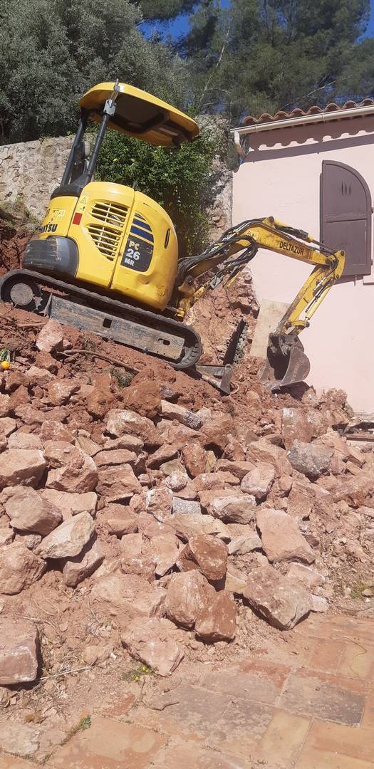 Reconstruction d'un vieux muret en pierres Solliès-pont