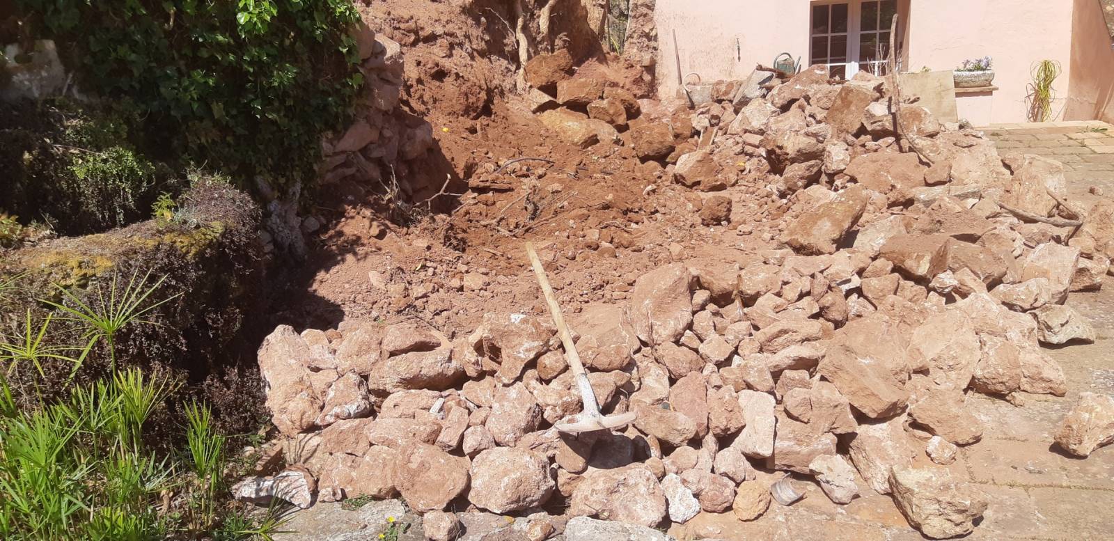 Reconstruction d'un vieux muret en pierres Solliès-pont