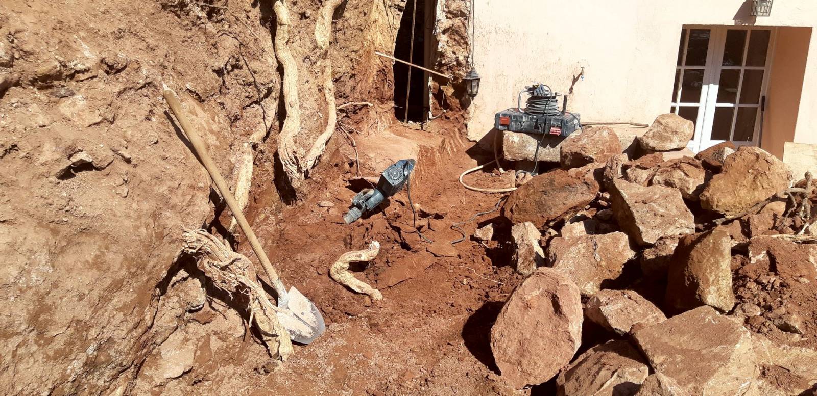 Reconstruction d'un vieux muret en pierres Solliès-pont