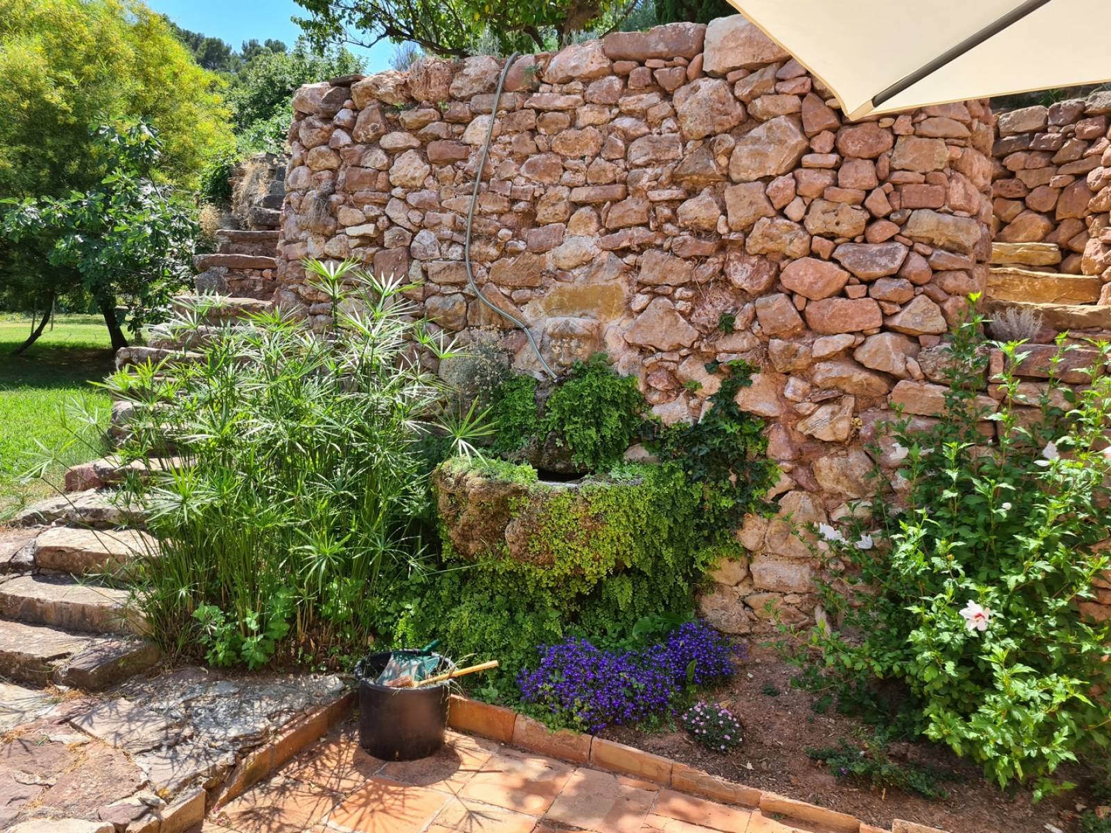 vieux murs en pierres dans le Sud de la France  l