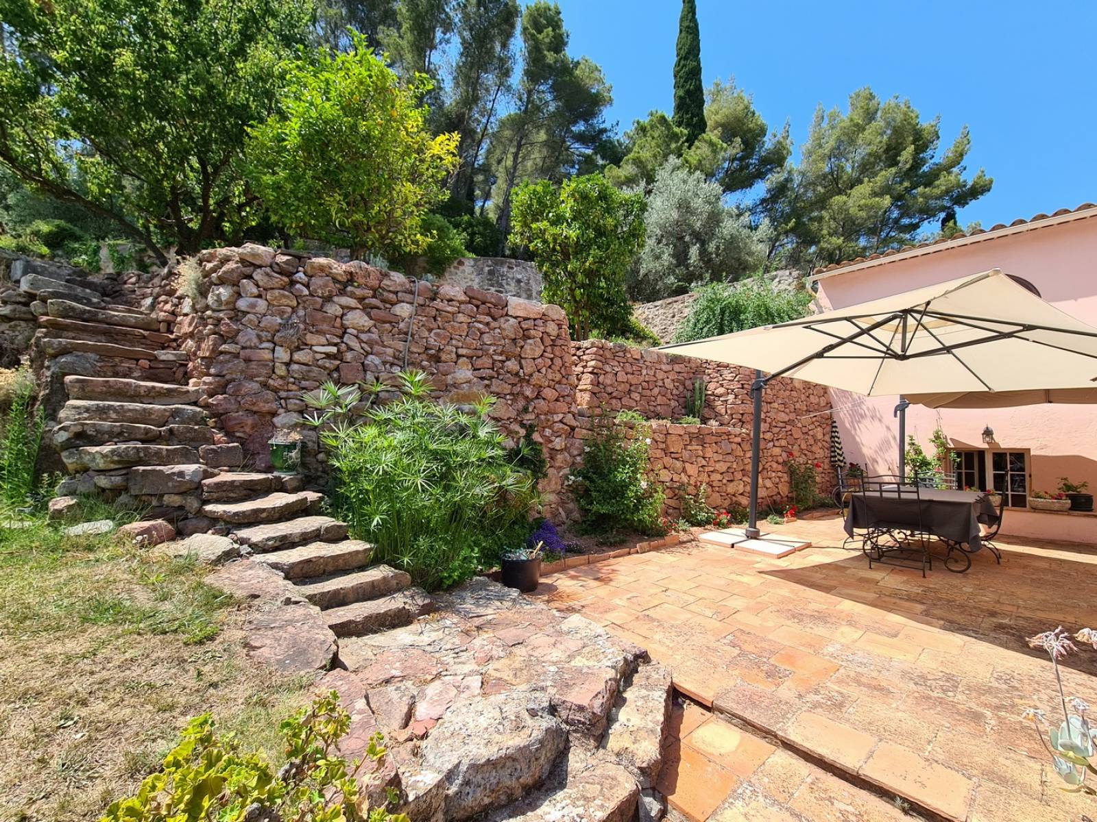 Fontaines et bassins dans un très beau jardin dans le Sud de la france