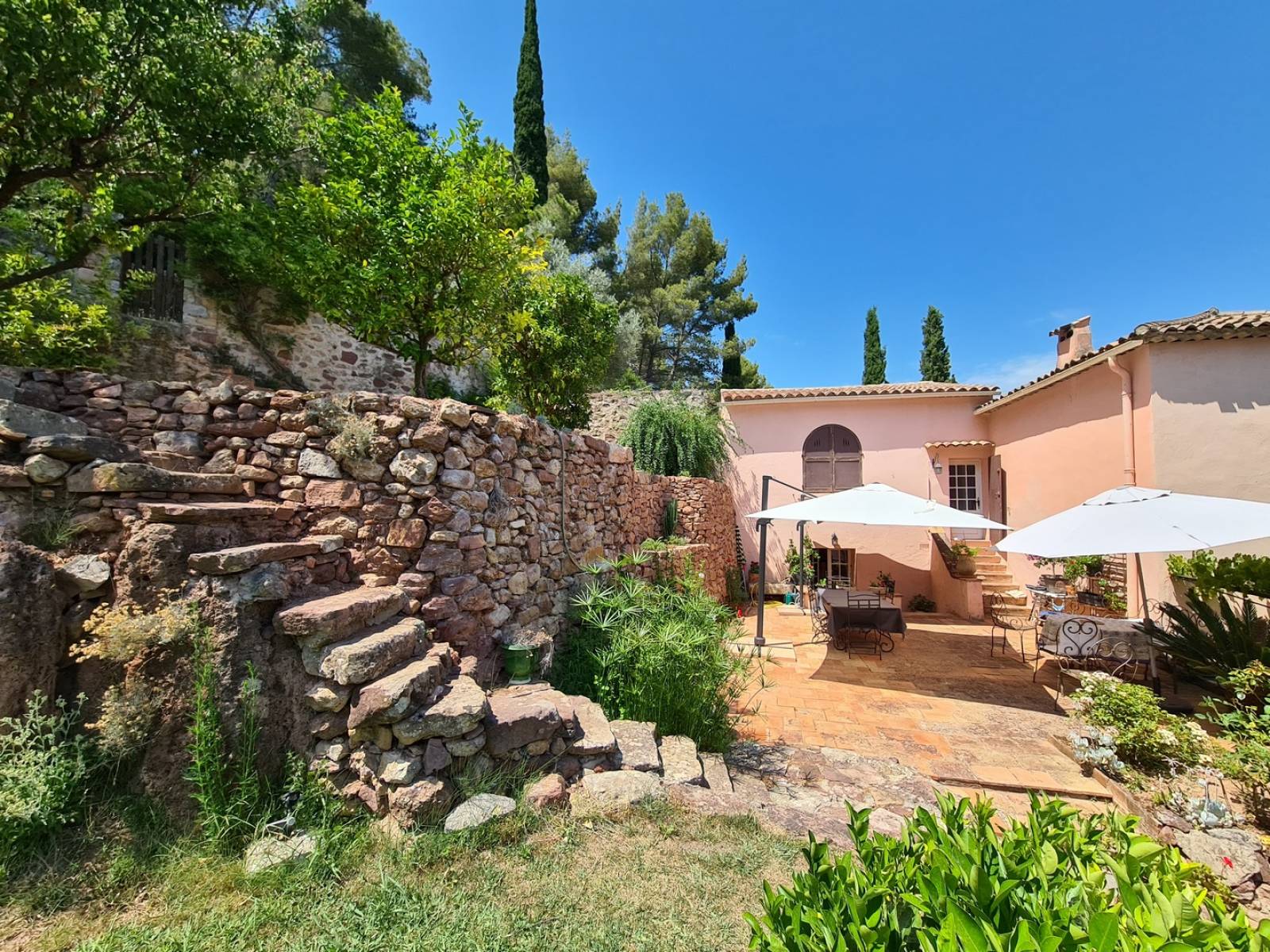Reconstruction d' un vieux mur en pierres sèches sur sollies ville dans le Sud e la France