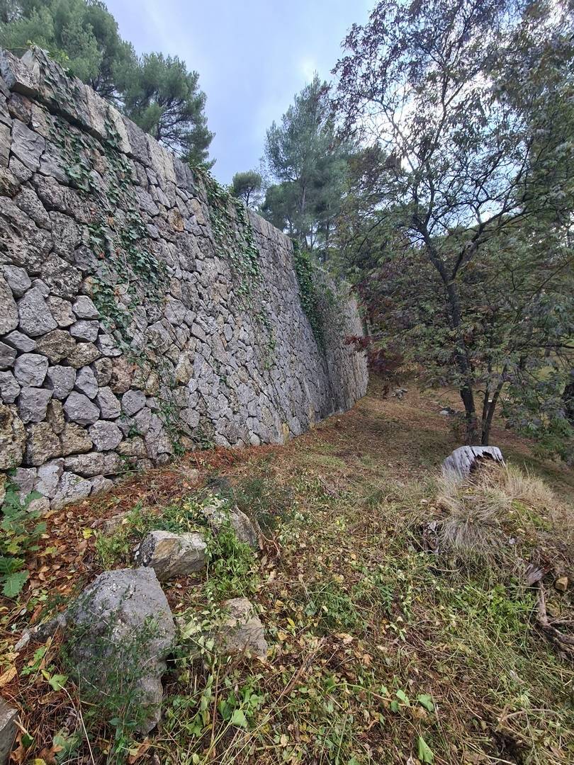 Mure en pierres sèches de soutènement construit à l' époque par la Famille LONG murailler à Ollioules