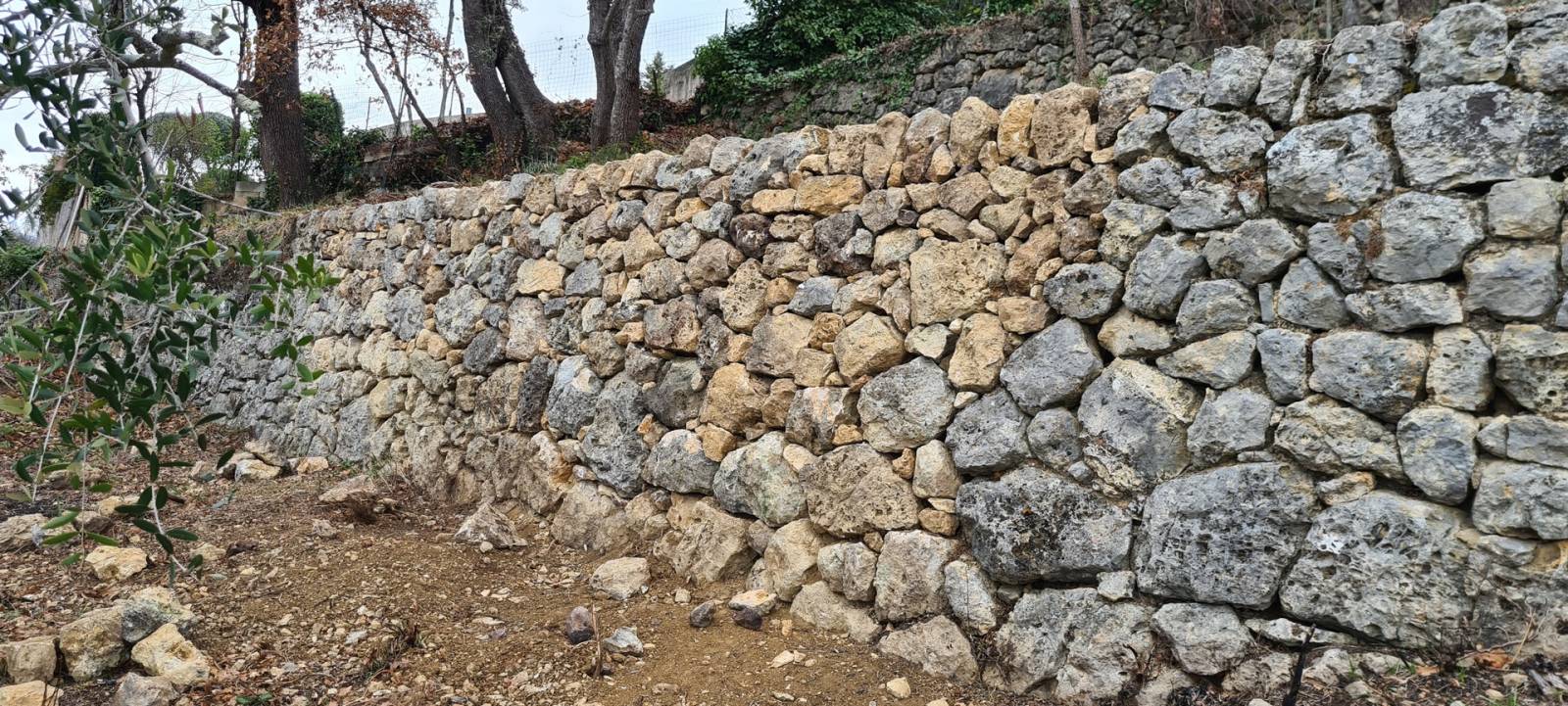 Réparation de mur en pierres sèches à MOUANS SARTOUX prés de Cannes