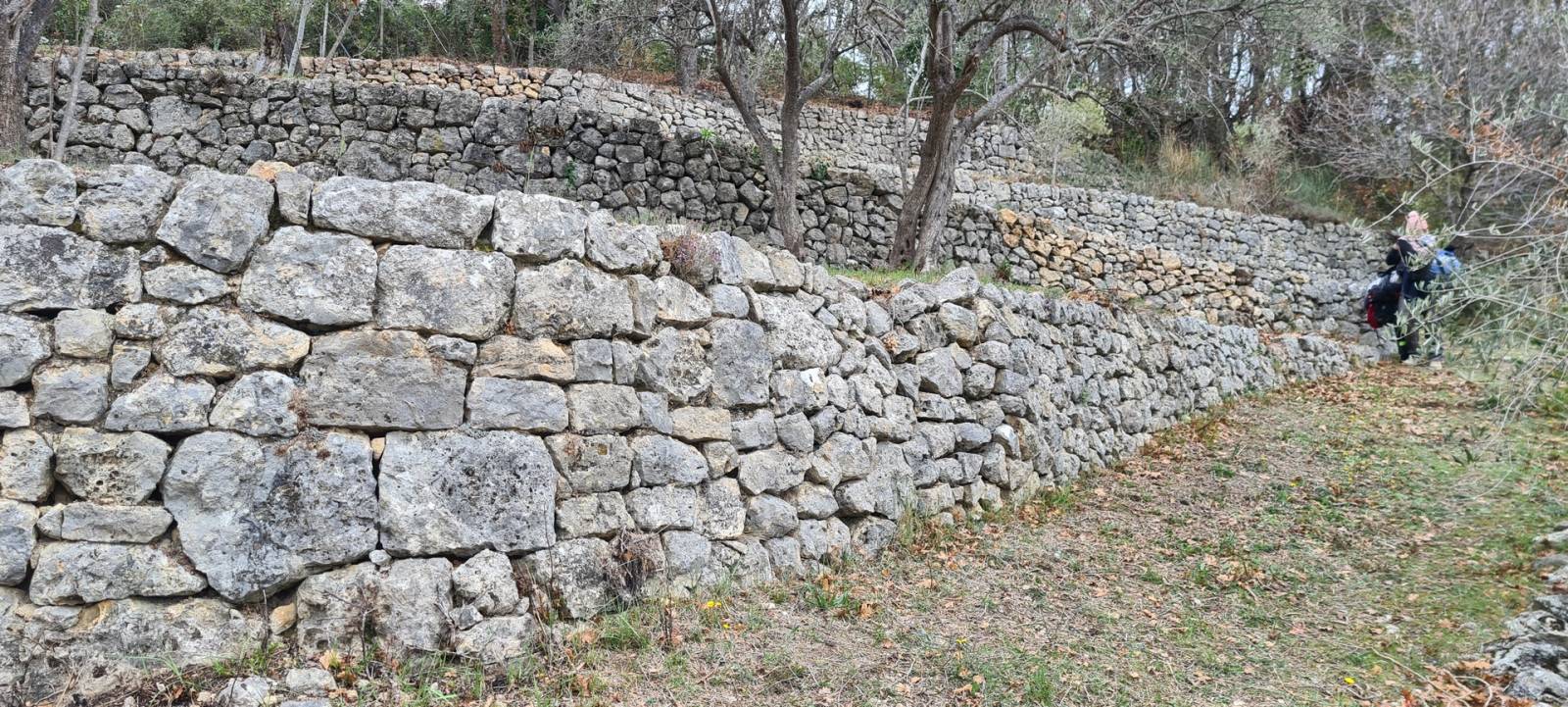 Réparation de mur en pierres sèches à MOUANS SARTOUX prés de Cannes