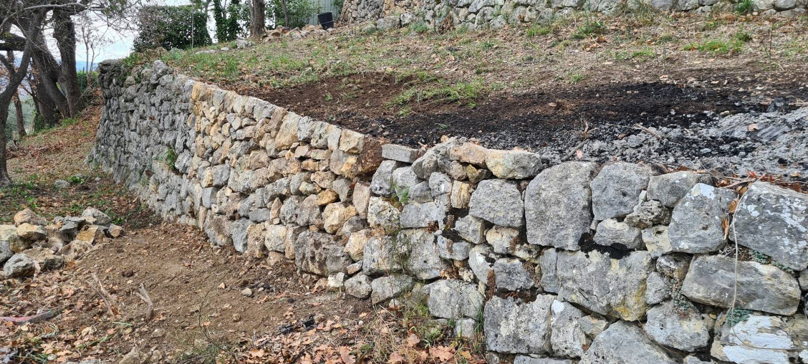 Réparation de mur en pierres sèches à MOUANS SARTOUX prés de Cannes