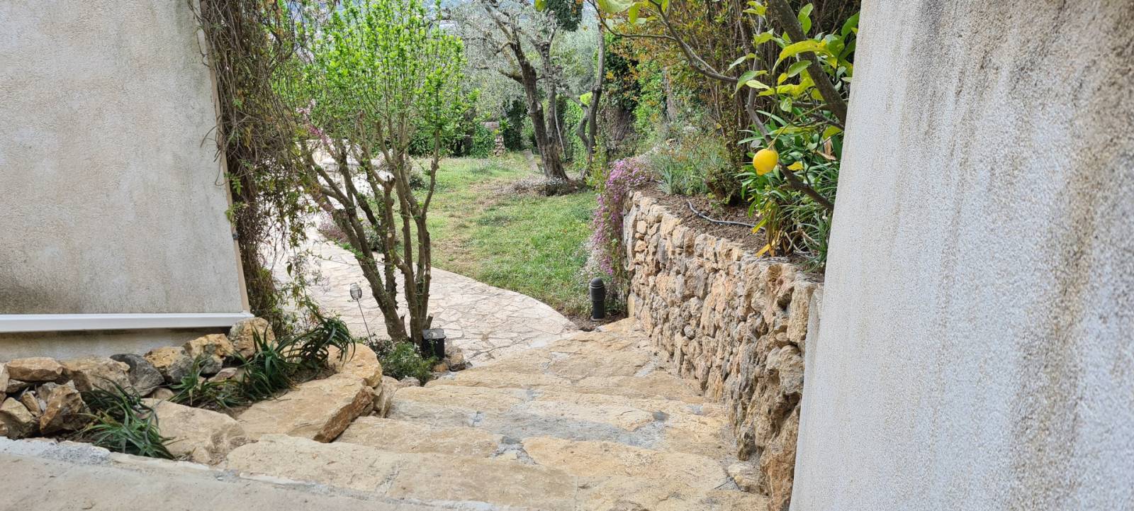 création d'un escalier en pierres à MOUANS SARTOUX prés de Cannes