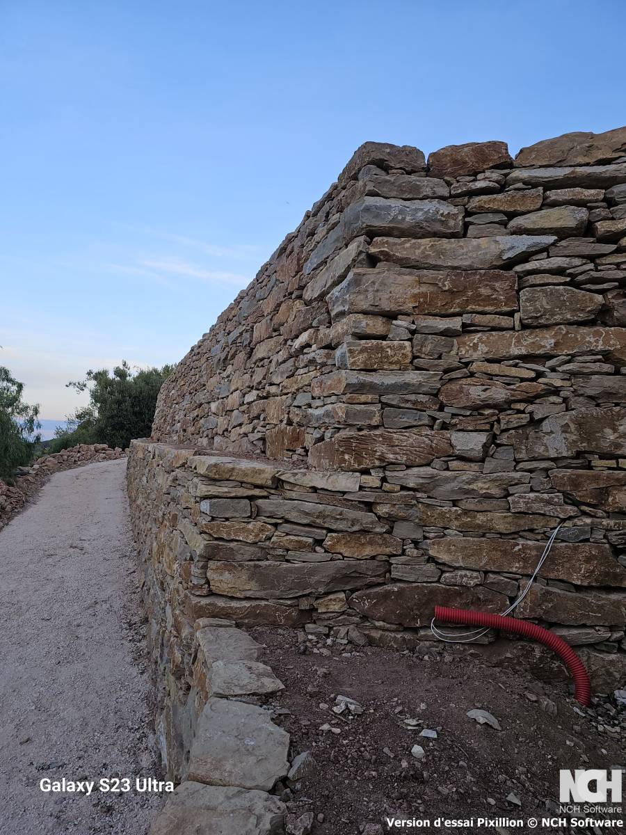 Création d'un mur en pierres sèches pour soutenir une carrière à chevaux à ollioules