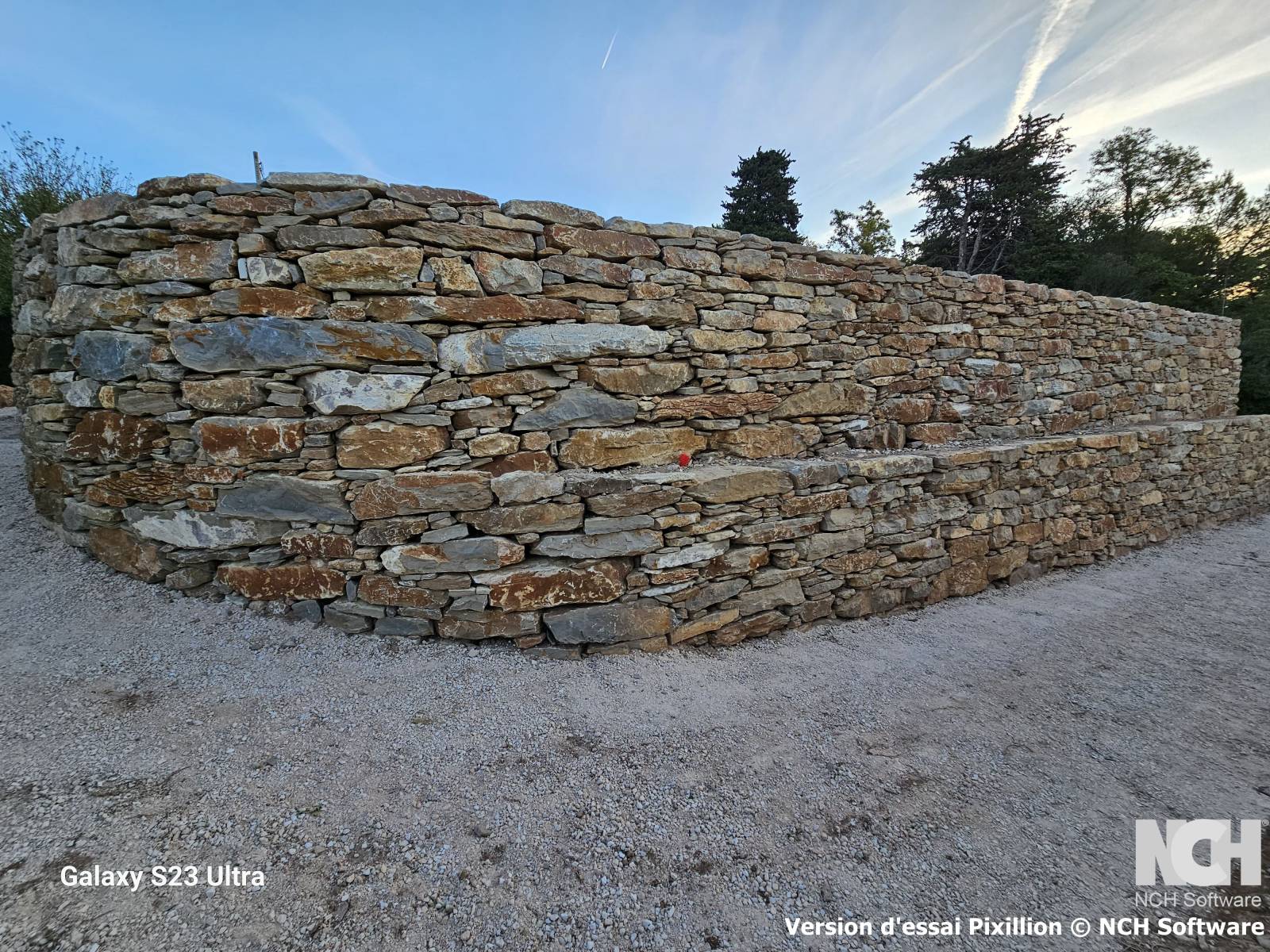 Pierres provenant de la Cadiére dans le VAR ,pour la création d' un mur en pierres sèches  