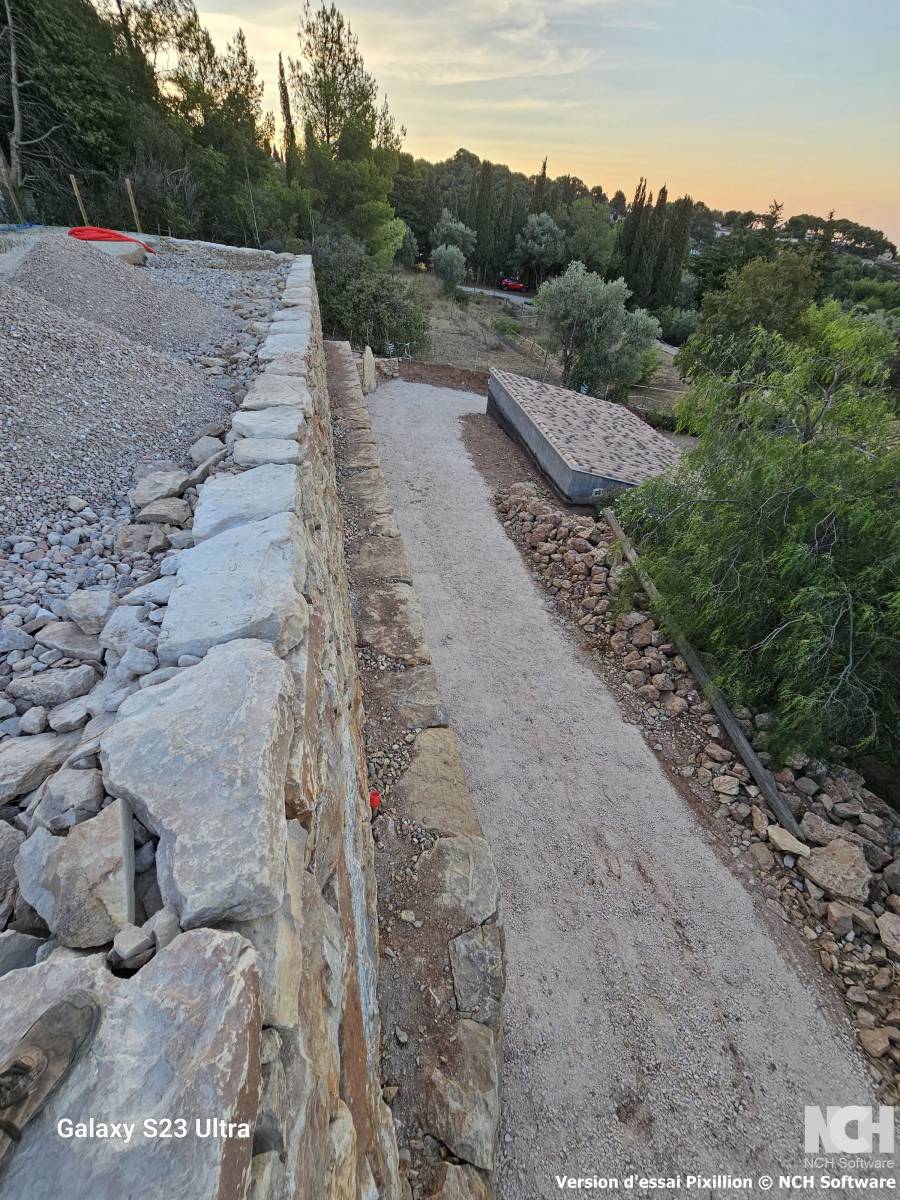 Mur en pierres sèches de grande taille à Ollioules dans le Sud de la France 