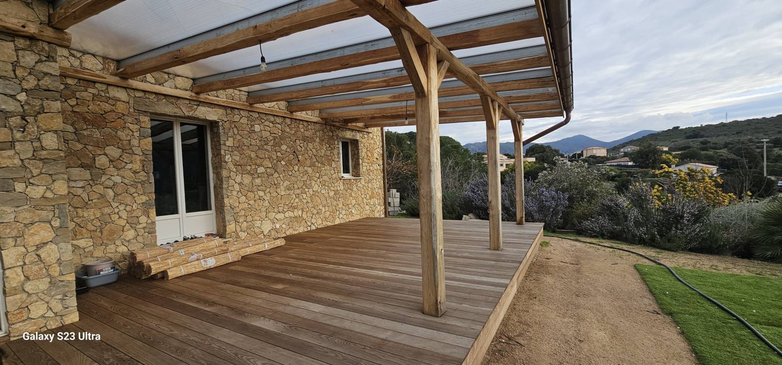 Création d'un parement en pierres naturelles de la Cadiere à ajaccio en Corse du Sud