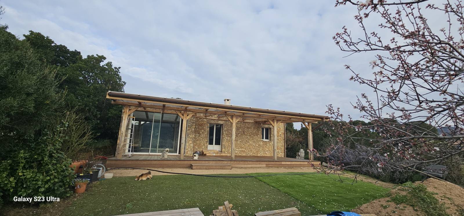 Création d'un parement en pierres naturelles de la Cadiere à ajaccio en Corse du Sud