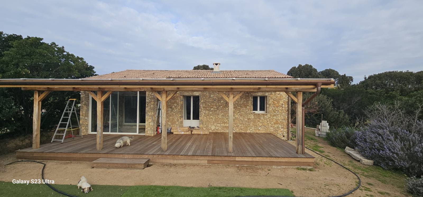 Paysagiste aménagement extérieur du jardin avec plantation et gravier à Hyères 83400 Var