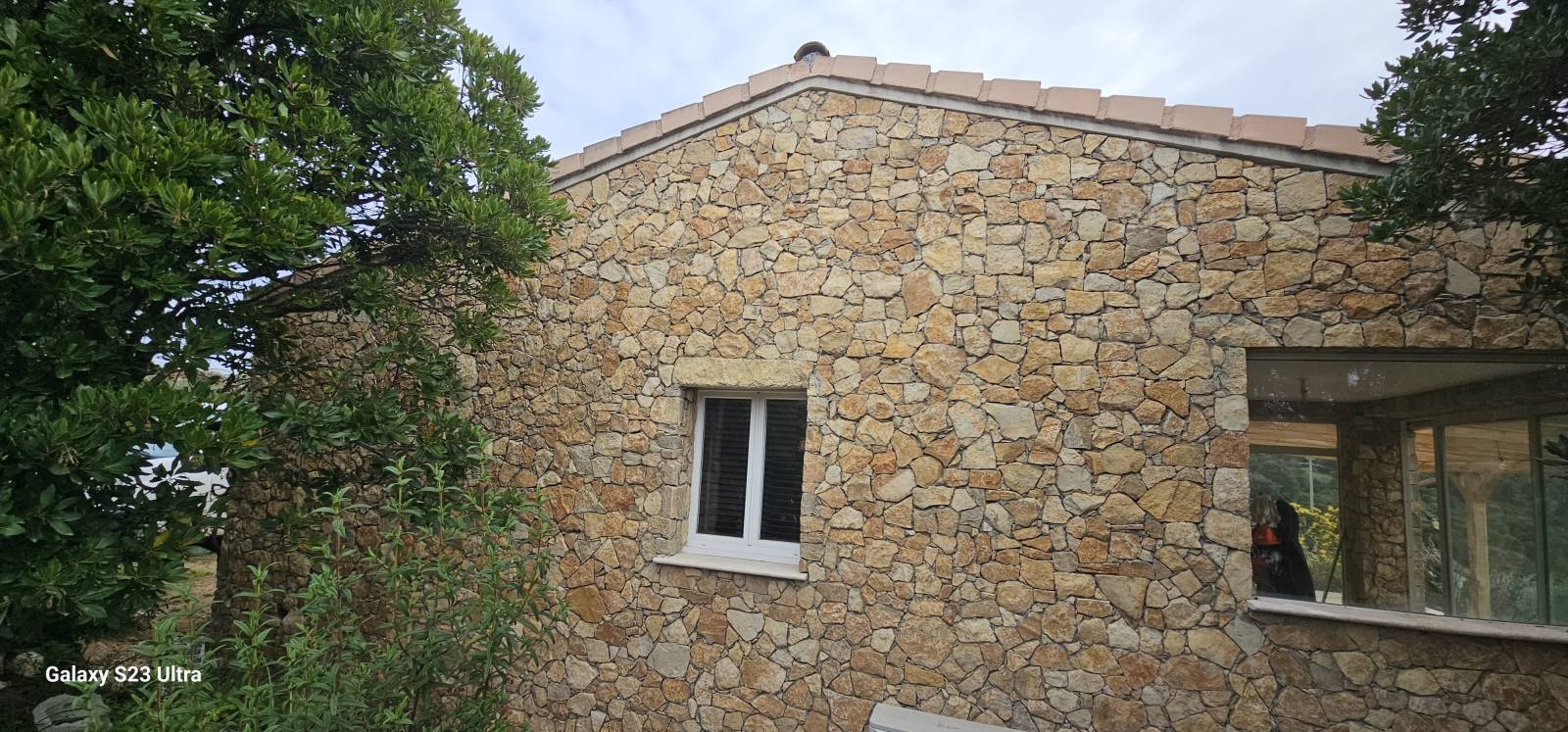 Création d'un parement en pierres naturelles de la Cadiere à ajaccio en Corse du Sud