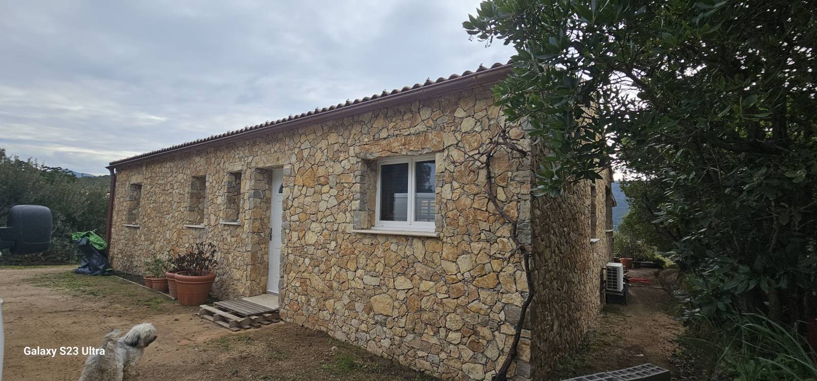 Création d'un parement en pierres naturelles de la Cadiere à ajaccio en Corse du Sud