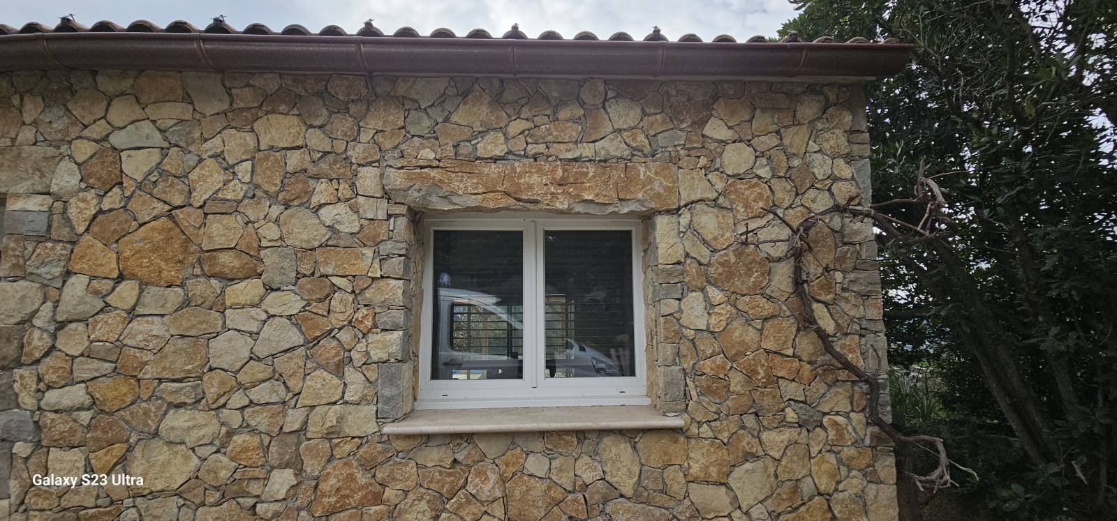 Création d'un parement en pierres naturelles de la Cadiere à ajaccio en Corse du Sud