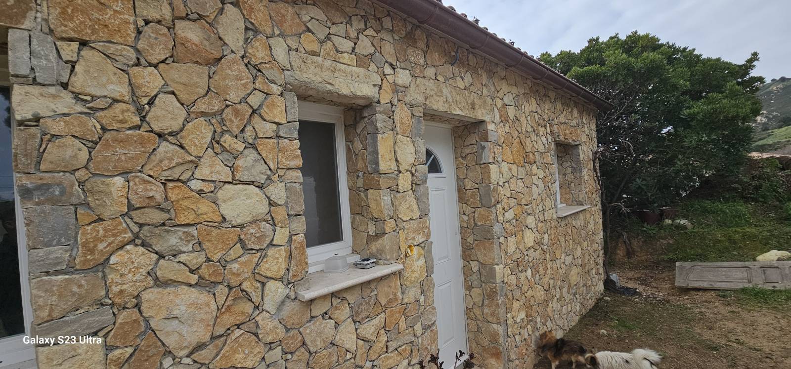 Création d'un parement en pierres naturelles de la Cadiere à ajaccio en Corse du Sud