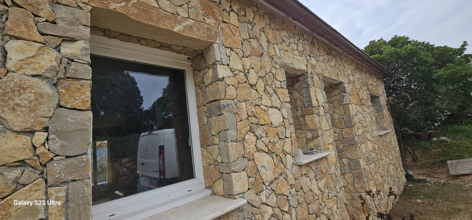 Création d'un parement en pierres naturelles de la Cadiere à ajaccio en Corse du Sud