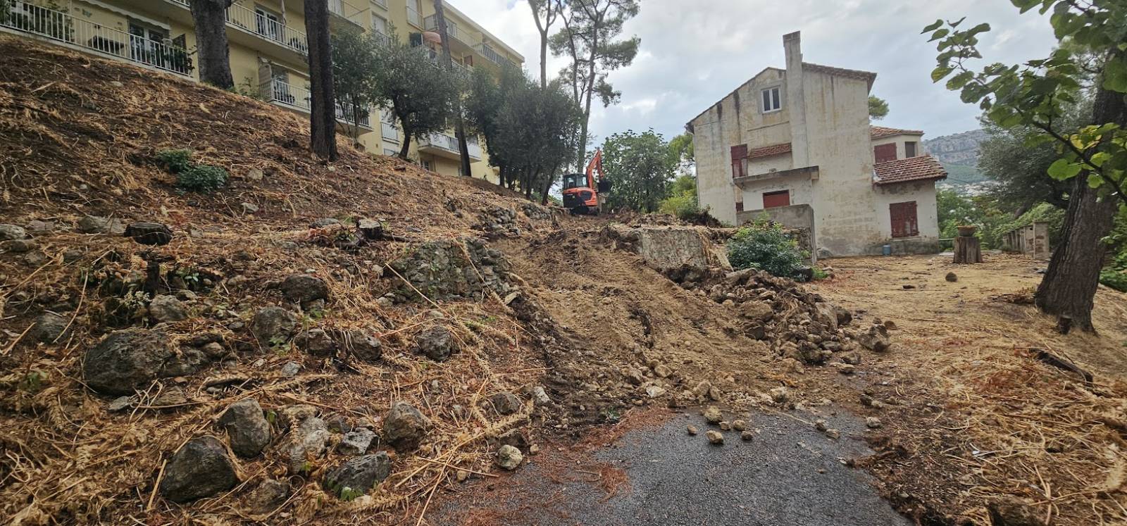 Avant les travaux de reconstruction des murets en pierres sèches sur Toulon dans le Var