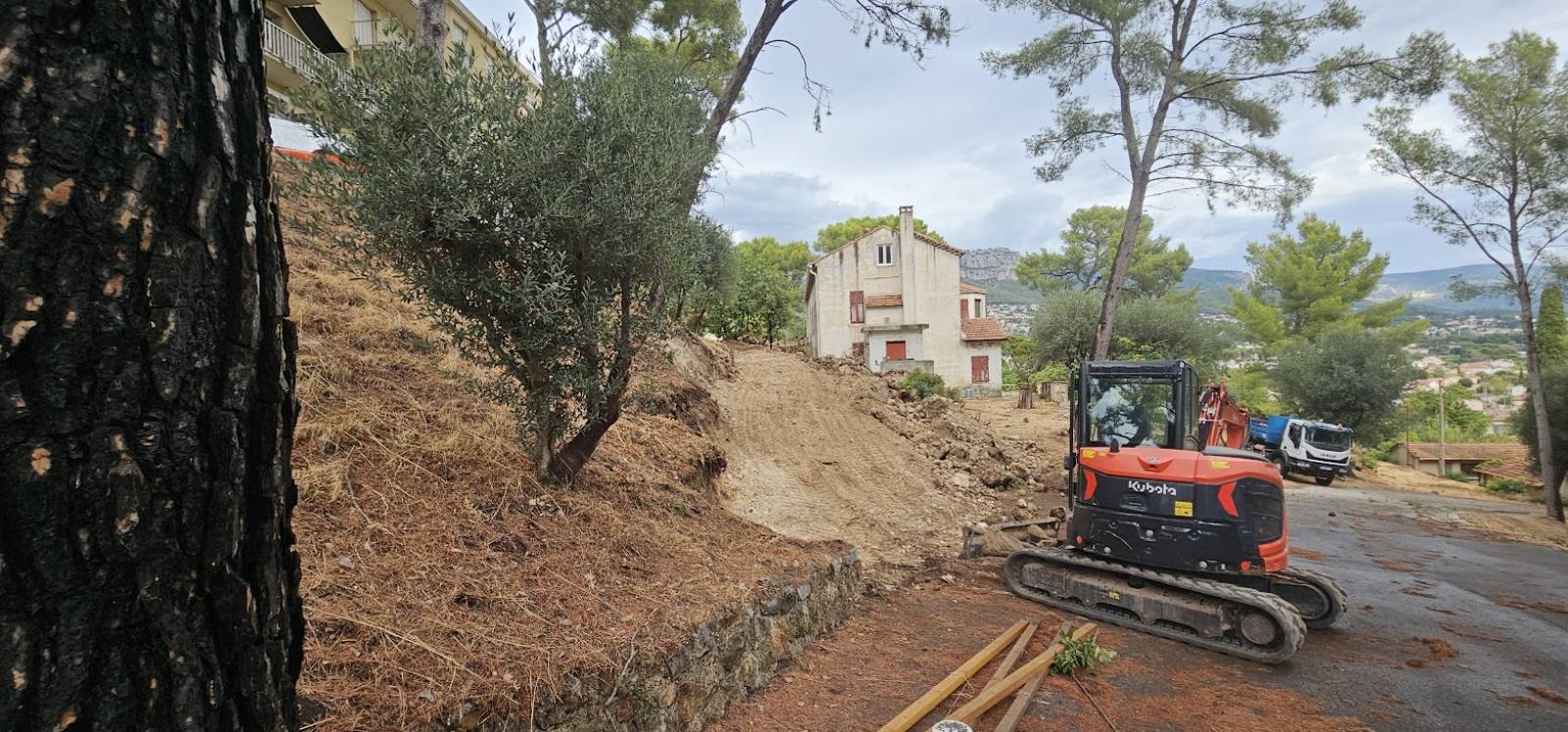 Reconstruction de vieux murets en pierres sèches sur Toulon dans le Var