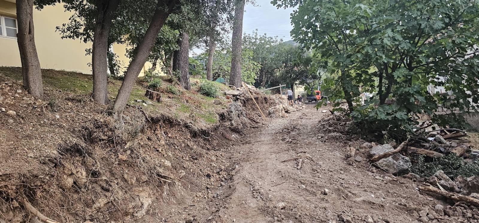 Reconstruction de vieux murets en pierres sèches sur Toulon dans le Var