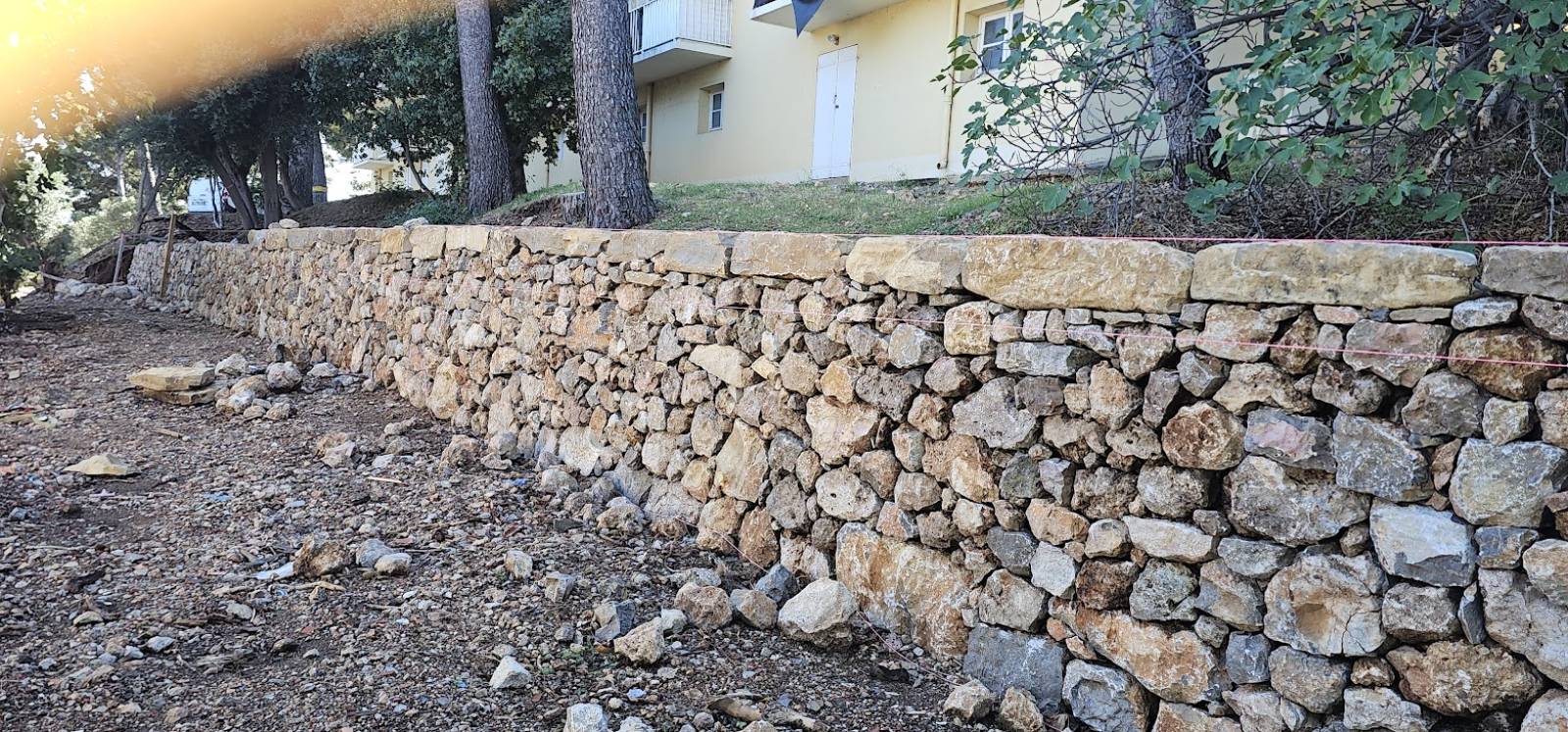 Reconstruction de vieux murets en pierres sèches sur Toulon dans le Var