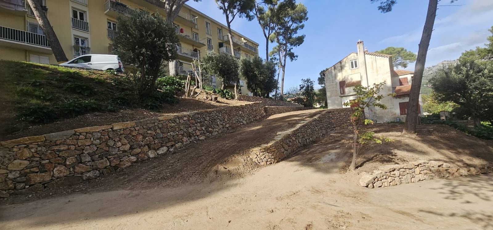 Après les travaux de reconstruction des murets en pierres sèches sur Toulon dans le Var
