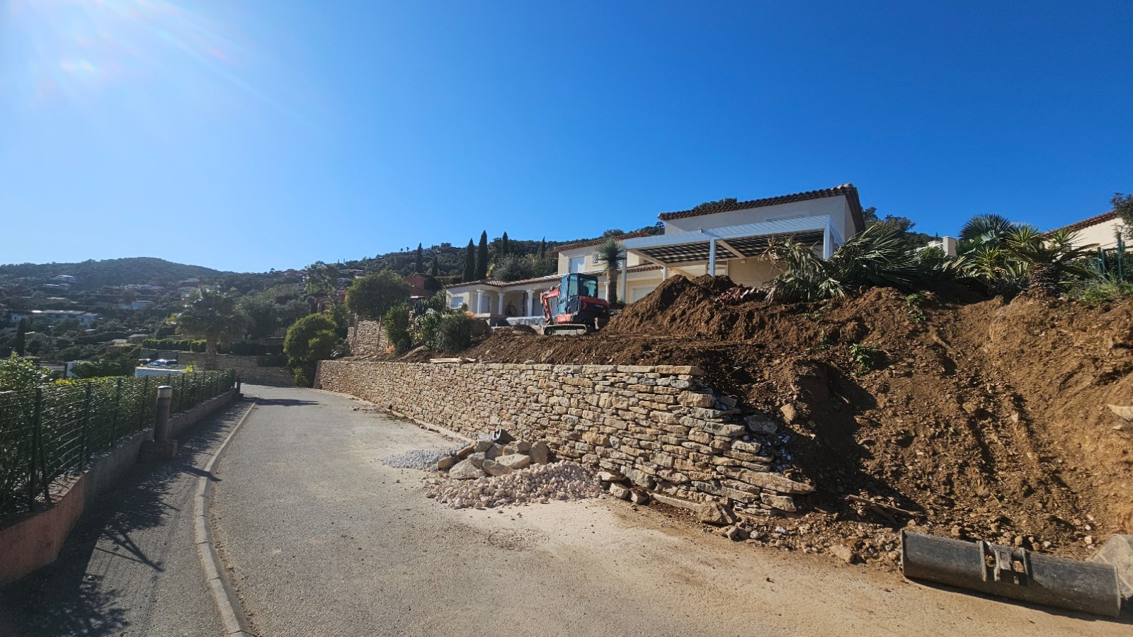 Réalisation d’ouvrages paysagers et de murets en pierres sèches selon les règles de l’art à La Londe-les-Maures (Var).