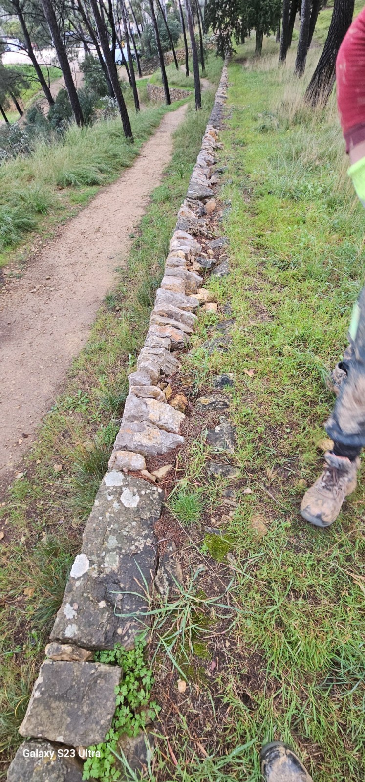 reconstruction des murs en pierres sèches sur le parc de la villa Marguerite à Ollioules