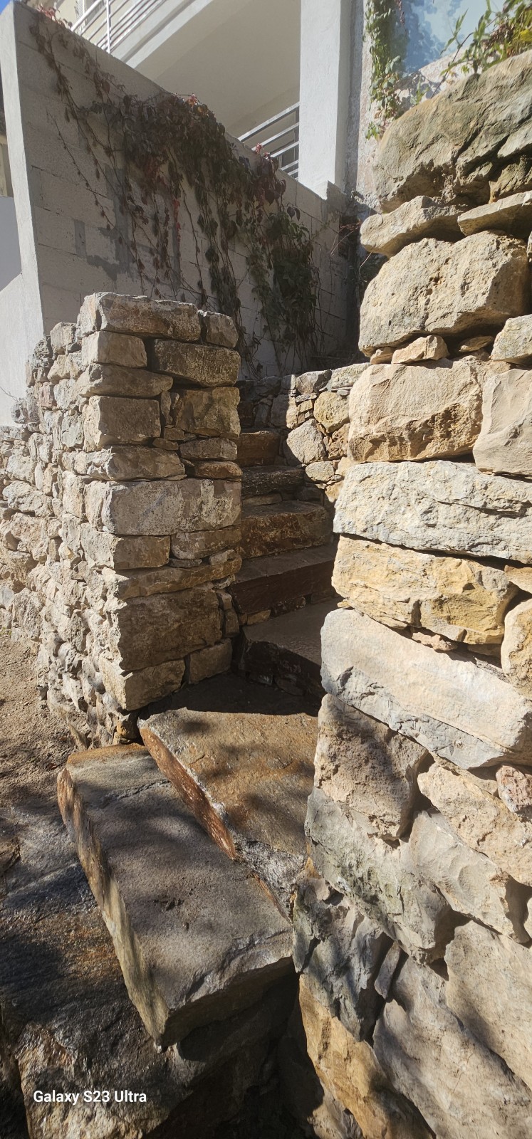 Création d'un escalier en pierre sèche au village de Carnoules