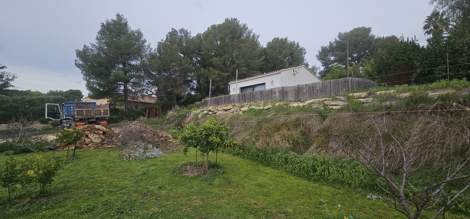 Reconstruction d un mur en pierres sèche sur La Cadiere d Azur