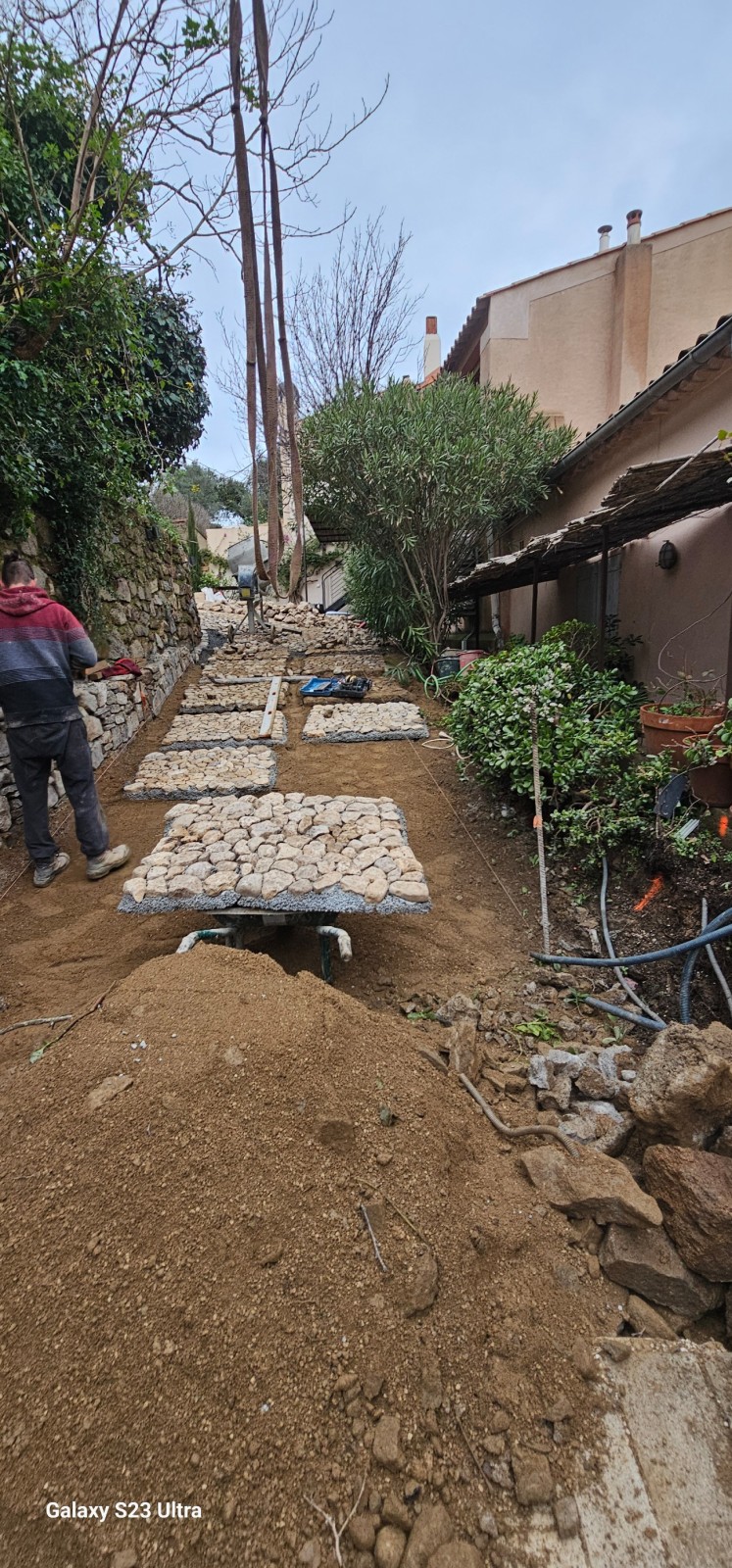 Méthodes moderne et construction ancestrale utilisé pour la création d'une calade à Ramatuelle 