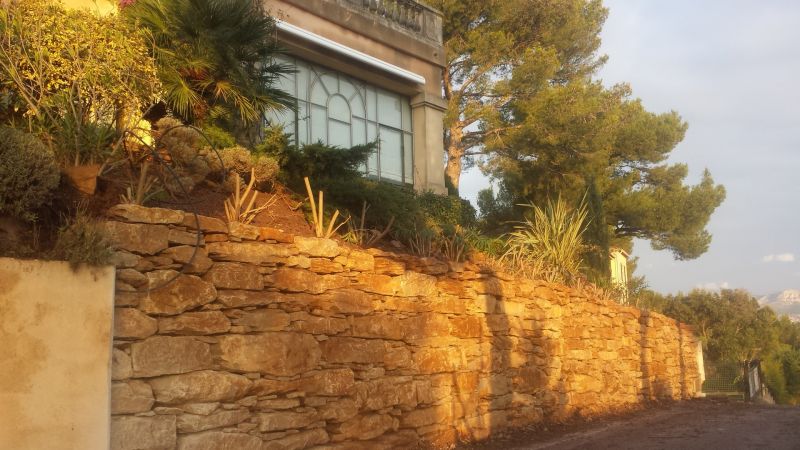 maison dan le var avec un enrochement