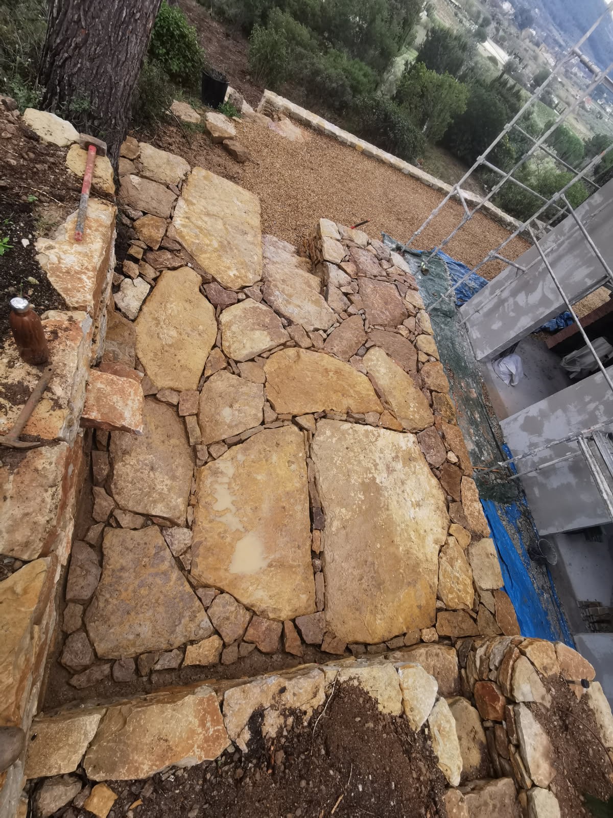 Création d' un dallage en pierres naturels à la Cadière 