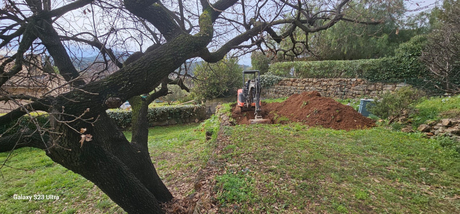 terrassement à l engin pour la reconstruction d un mur en pierres sèches sur Ollioules