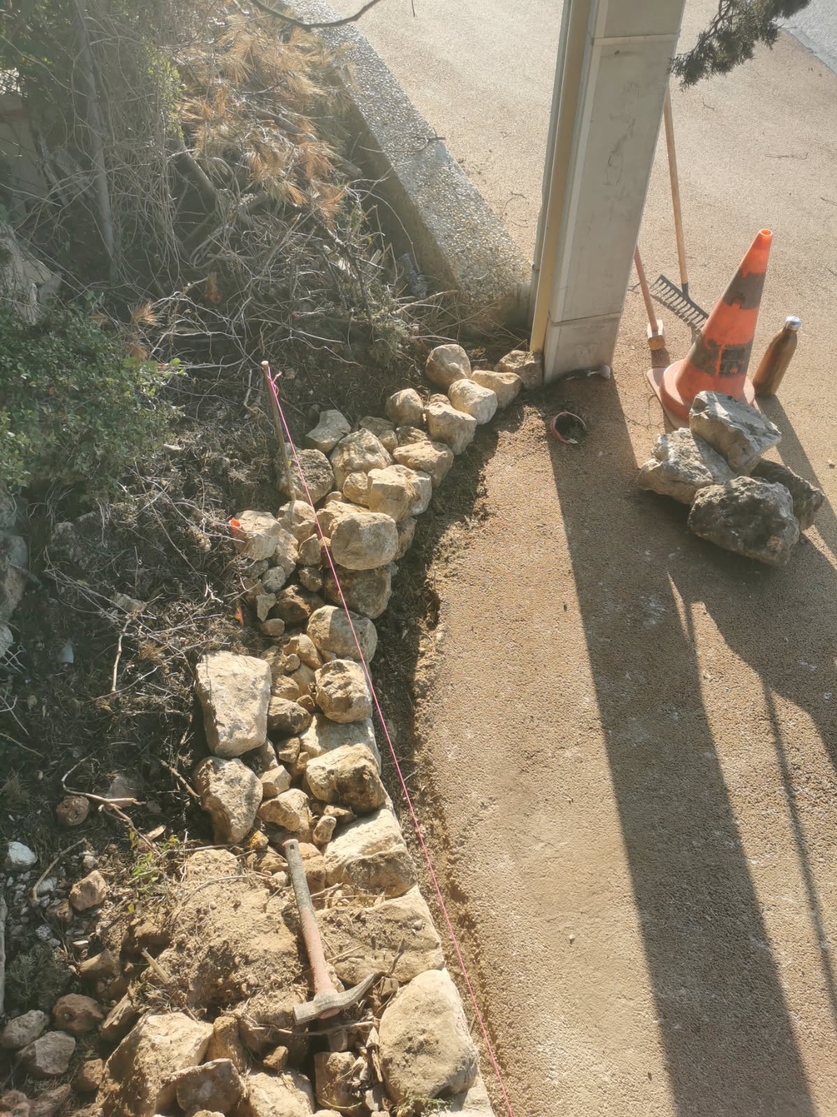 reconstruction d un mur en pierres sèches à Ollioules