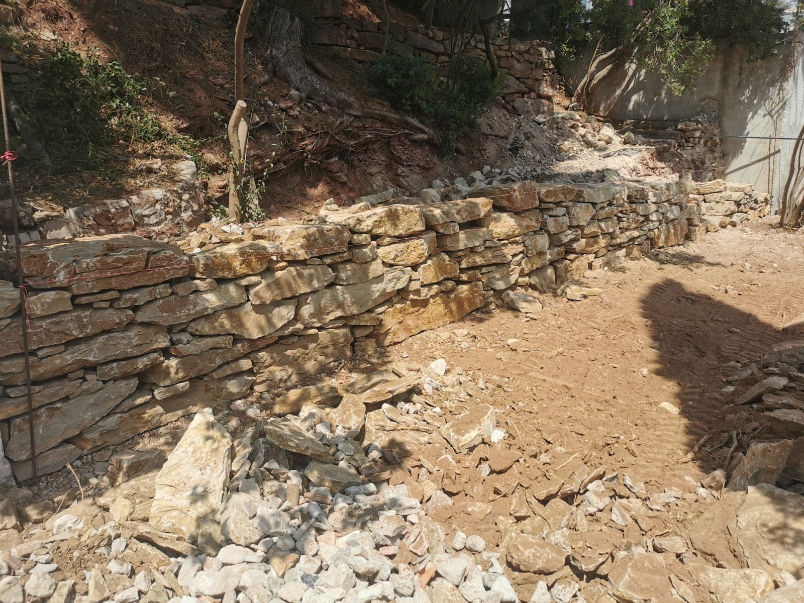création d un muret en pierres sèches avec un escalier