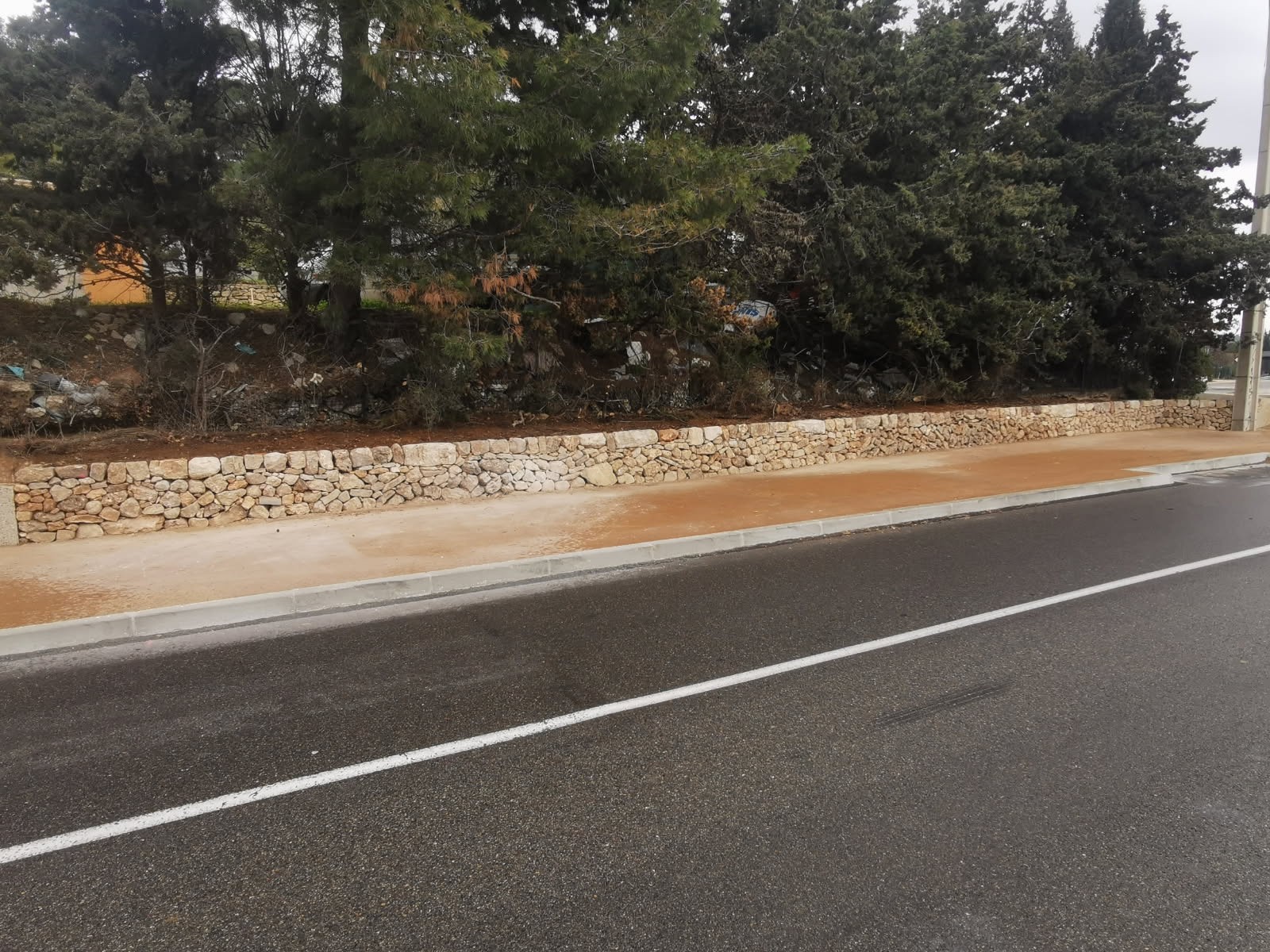 le paysage de la provence, représenté à Ollioules par la reconstruction d'un mur en pierres sèches 