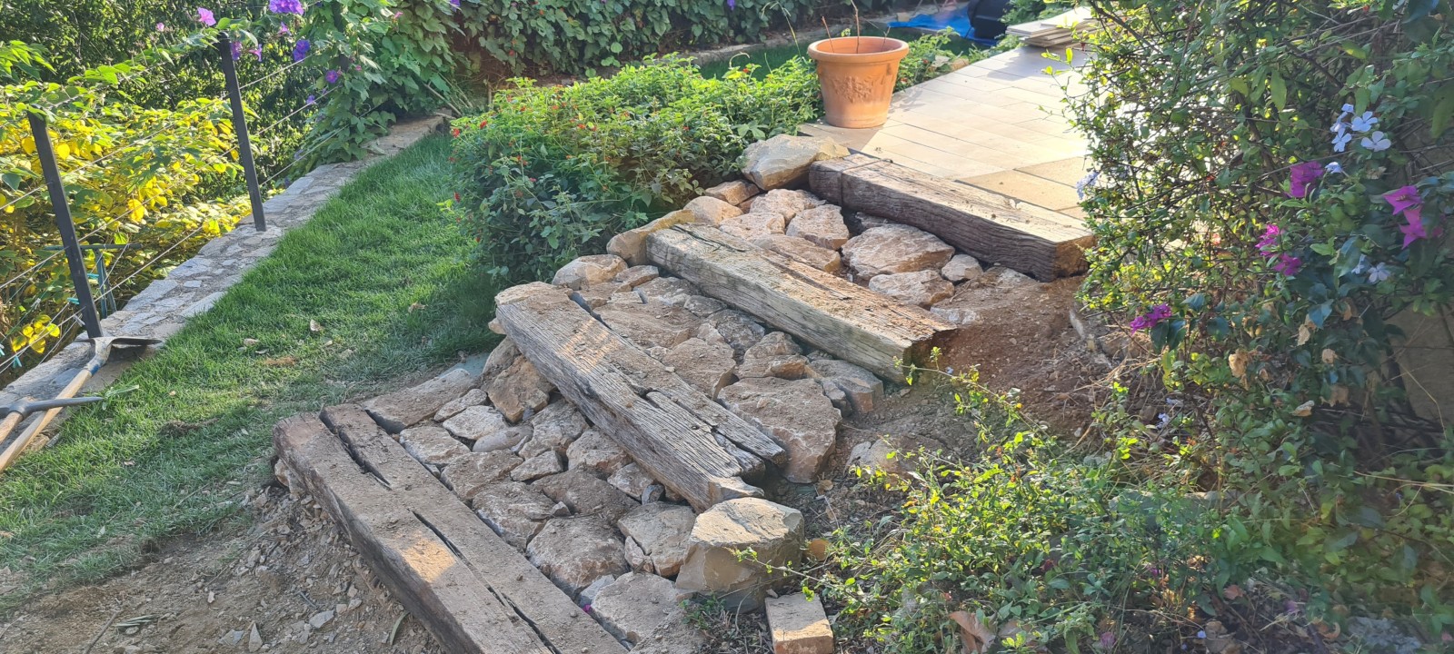 création d'escaliers avec de la pierres naturel dans le var