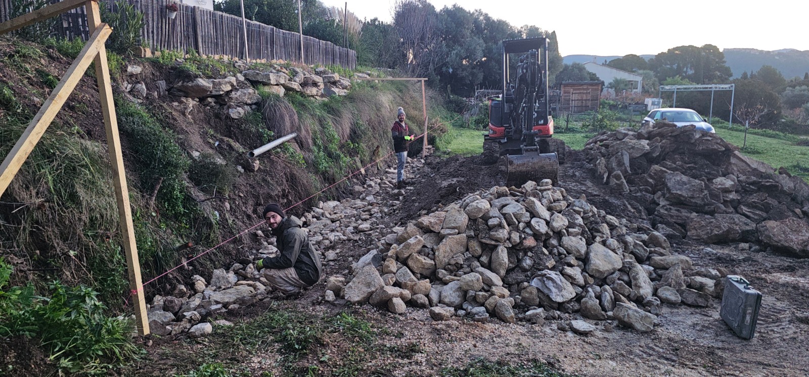Chantier en cour, reconstruction murets en pierres sèches sur La Cadièred'Azur