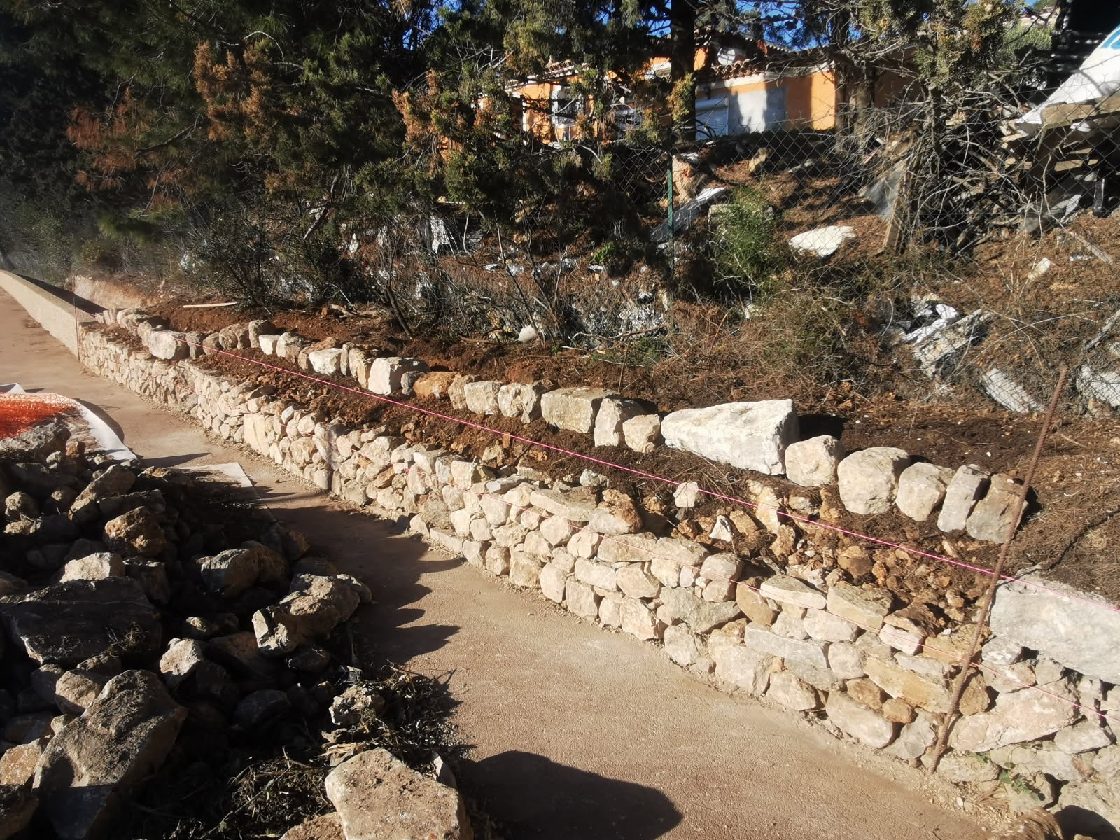 reconstruction d un mur en pierres sèches à Ollioules