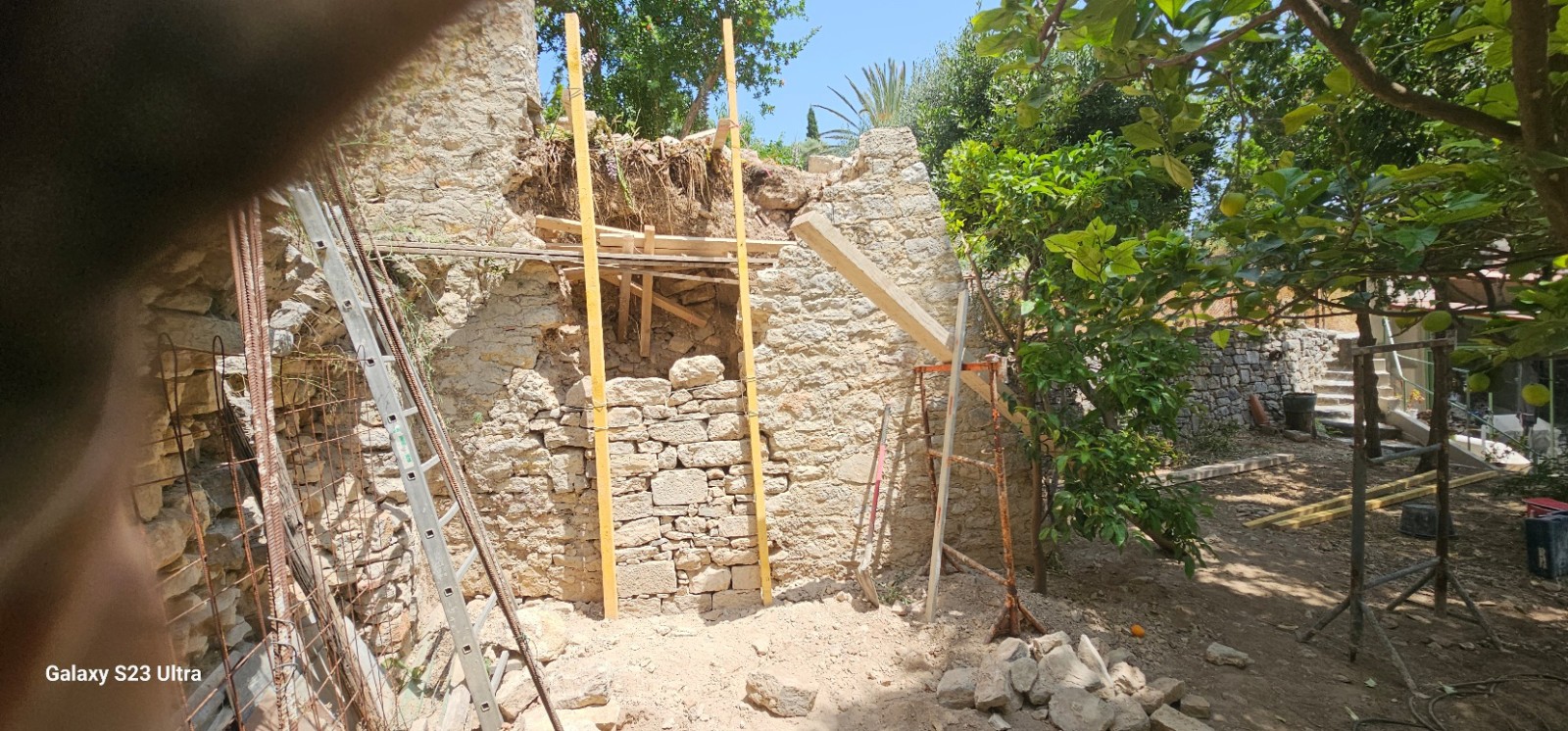 reconstruction d un mur en pierres sèches au chateau d Ollioules