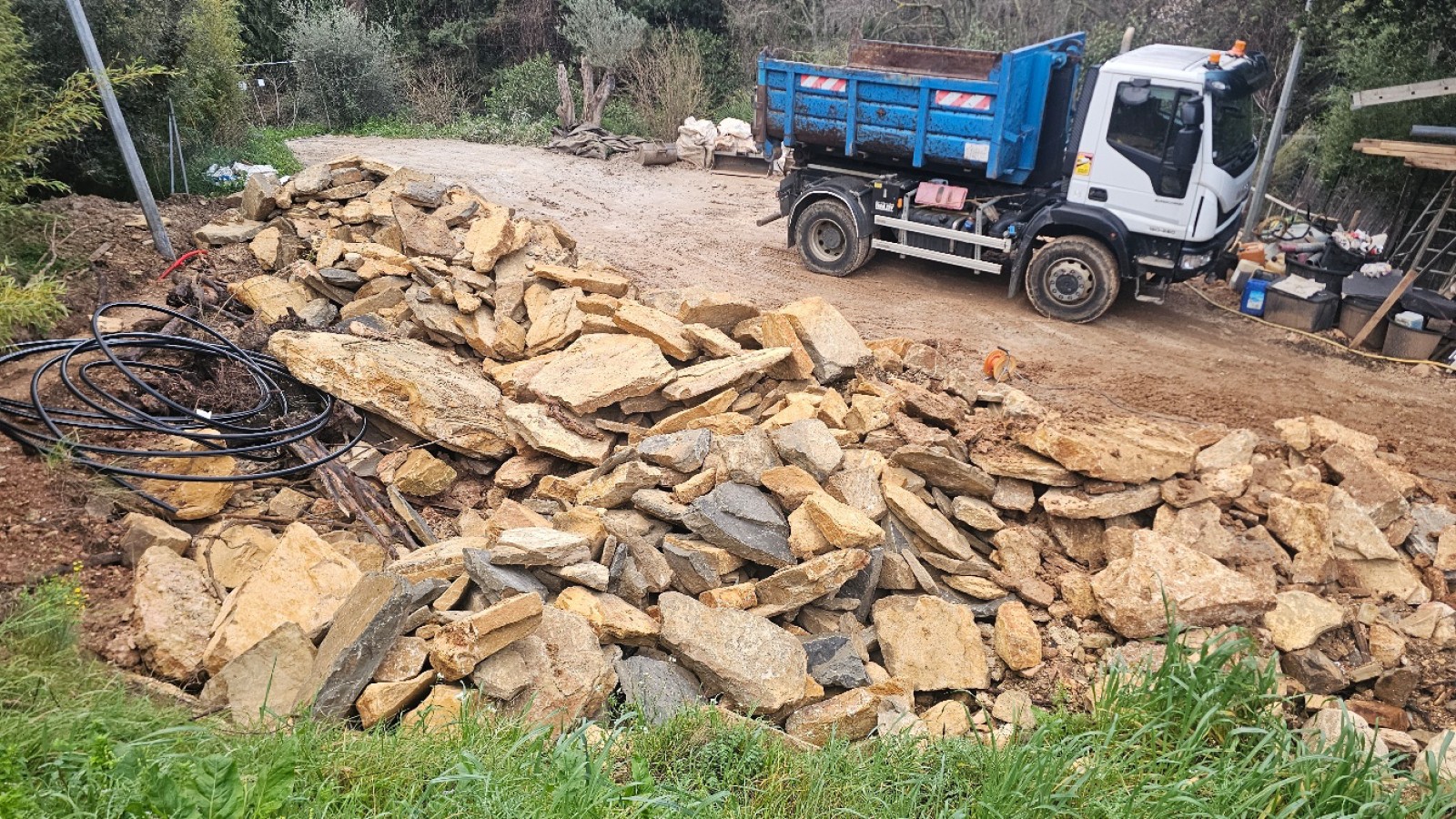 chantier de création murets en création de murets en pierres sèches à La Londes 