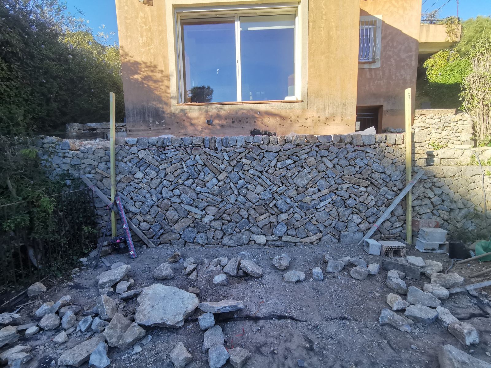 reconstruction d un mur en pierres