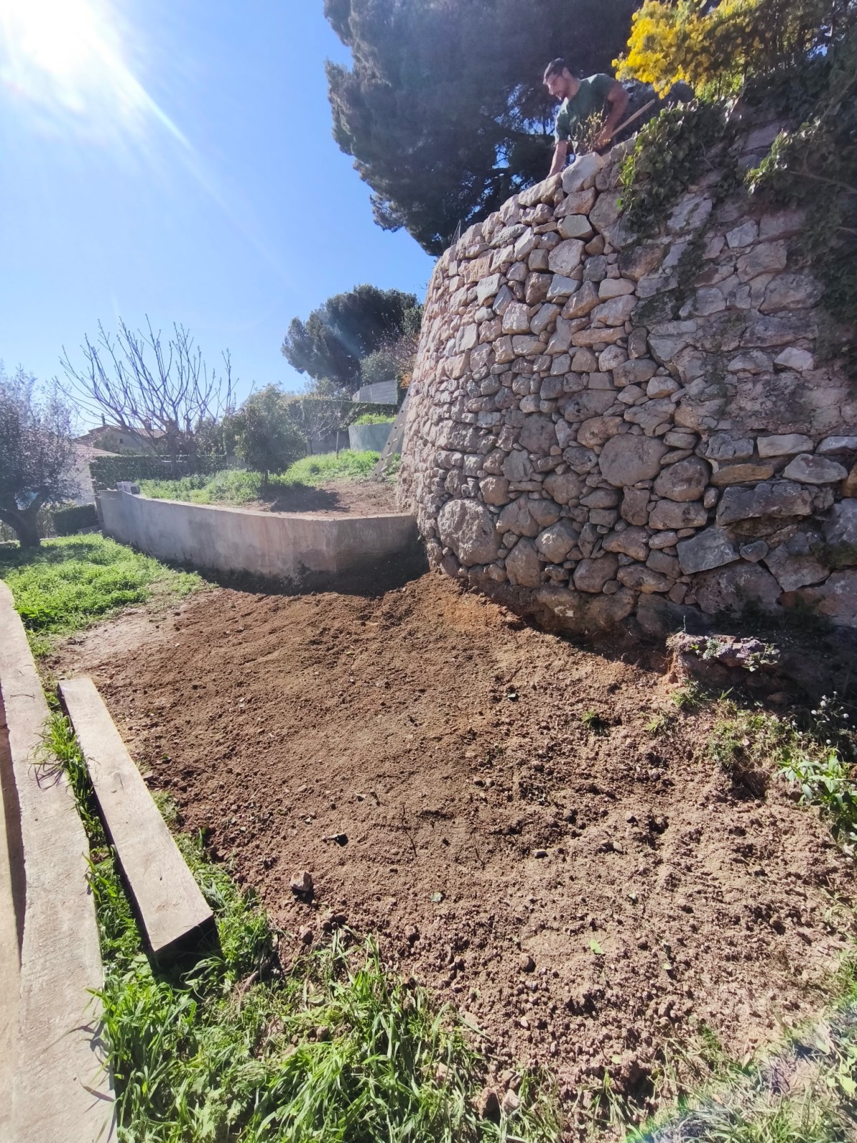 muret en pierres sèches de soutènement 