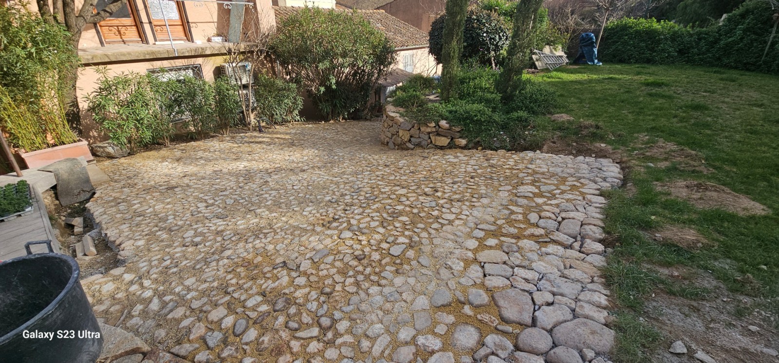 suite d une création d une calade en pierres naturelles de Rivière à Ramatuelle