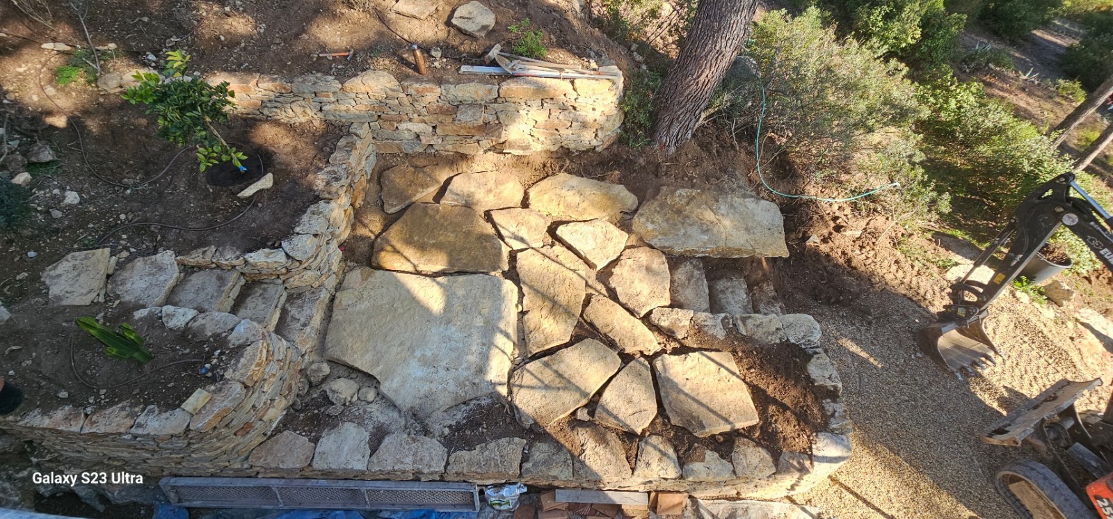 Plate forme en pierres naturels sur La Cadière