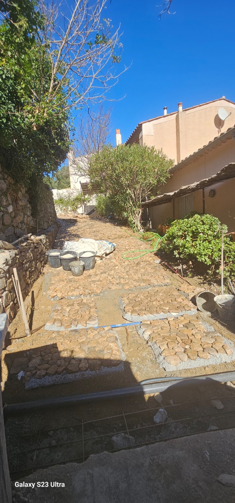 création d une calade en pierres naturelle d Ollioules à Ramatuelle