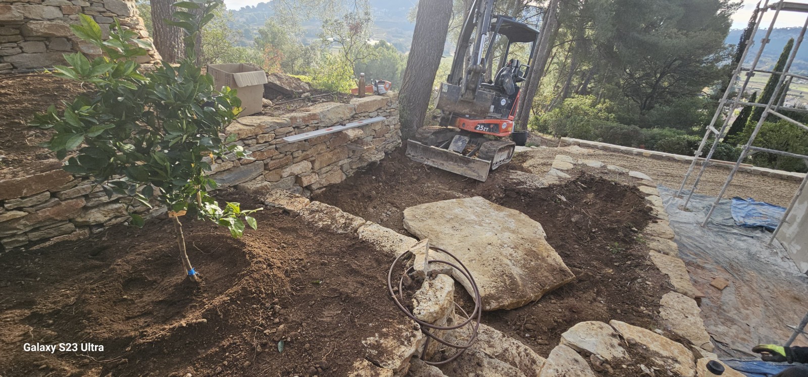 création murets en pierres sèches avec un dallage de pierres plates sur la Cadière d azur