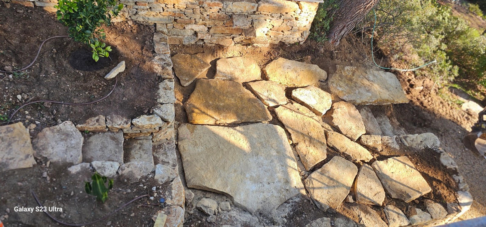 création murets en pierres sèches avec un dallage de pierres plates sur la Cadière d azur